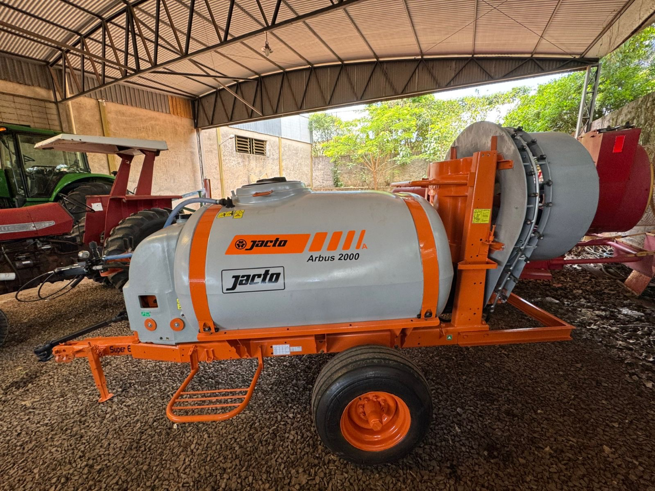 Pulverizador arbus 2000 jacto Ano 2016 com 2 pneus novos  Semi novo revisado pronto pra trabalhar valor 60 mil - Foto 3