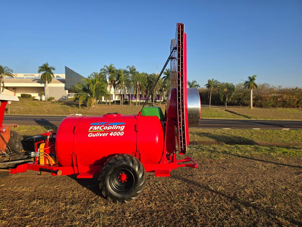 Pulverizador Fmc guliver ano 2016 com 4 mil lts revisado  Semi novo único dono  Proto para trabalhar valor 80 mil - Foto 2