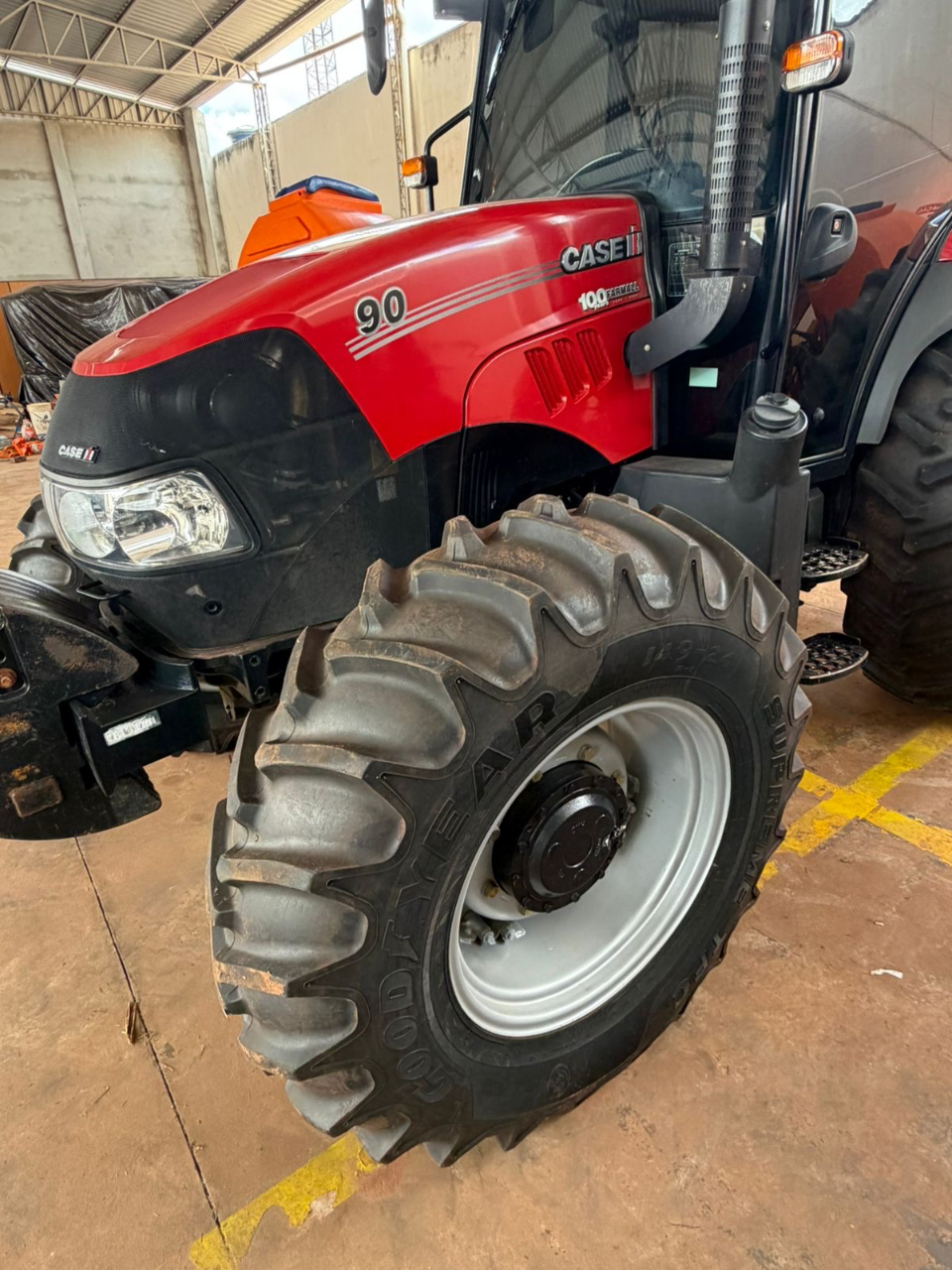Trator case 90 farmall ano 2024 Com gabini original  Com redutor  Semi novo único dono  Pronto para trabalhar  Oportunidade de negócios  Valor 235 mil - Foto 1