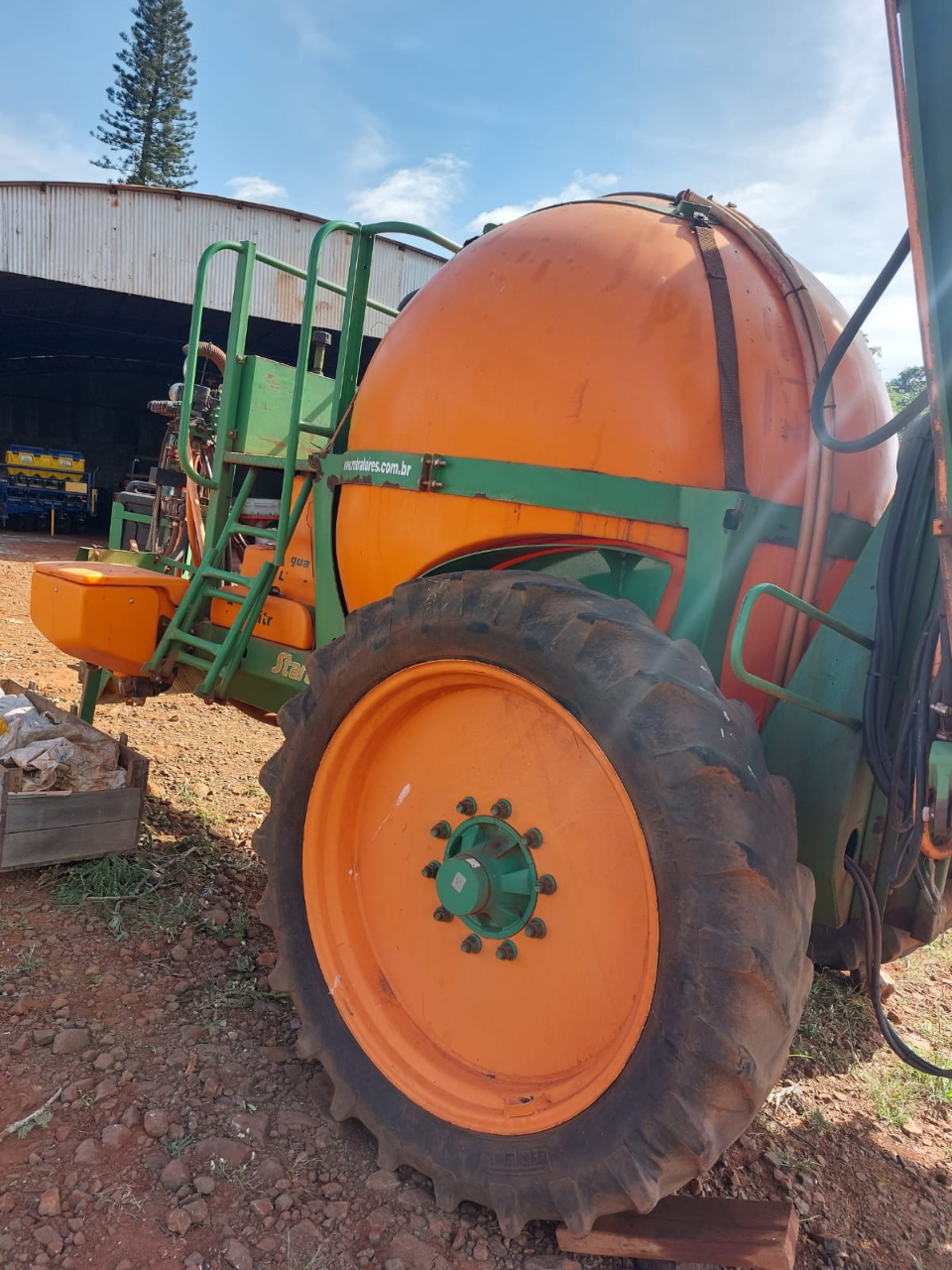 Pulverizador fênix estara 3mil LTS ano 2009 com 24 mts de barra com 5 contes de sessão  Eletrônico revendo único dono  Pronto pra trabalhar  Oportunidade de negócios  Valor 70 mil - Foto 2