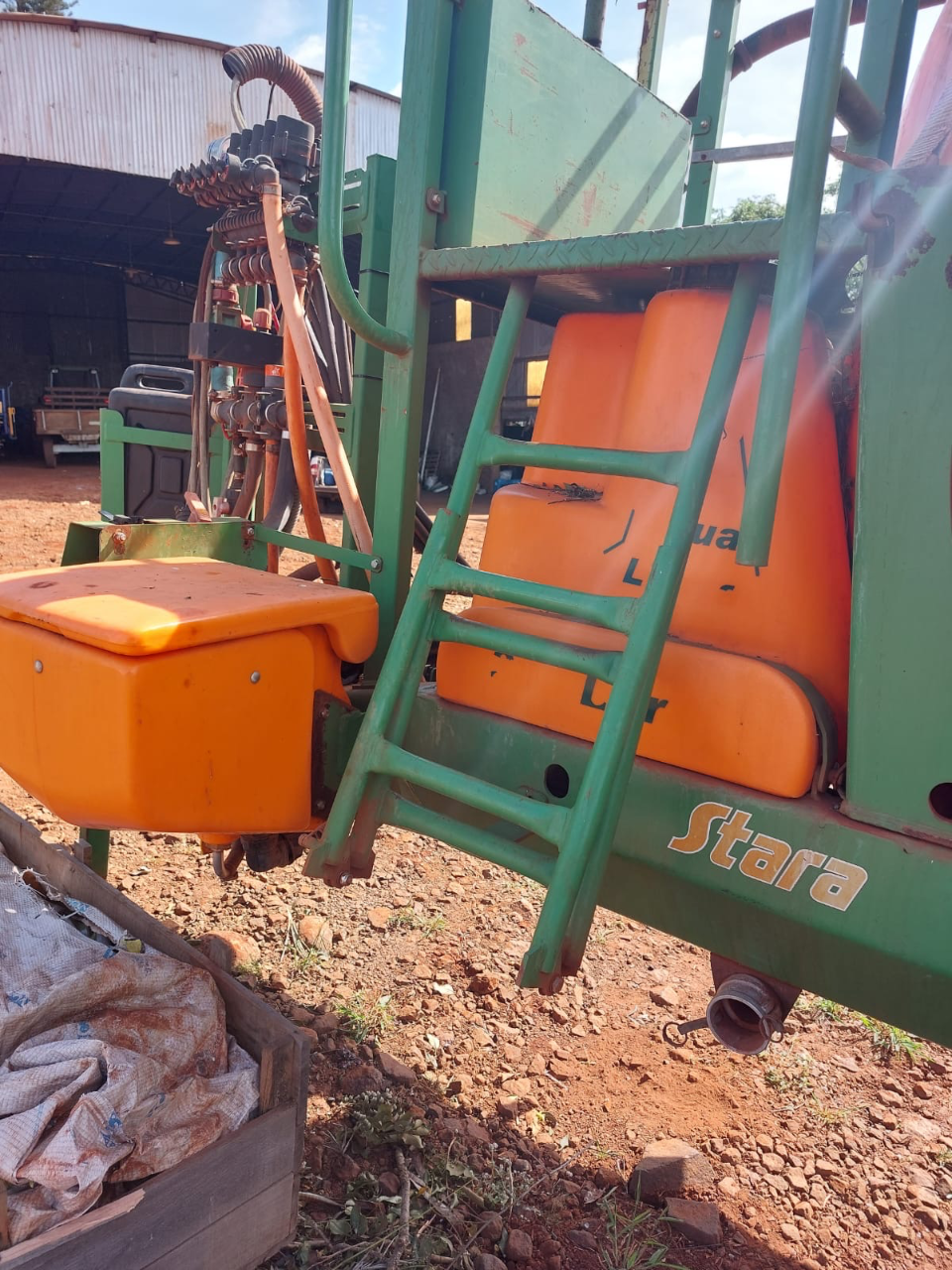 Pulverizador fênix estara 3mil LTS ano 2009 com 24 mts de barra com 5 contes de sessão  Eletrônico revendo único dono  Pronto pra trabalhar  Oportunidade de negócios  Valor 70 mil - Foto 3