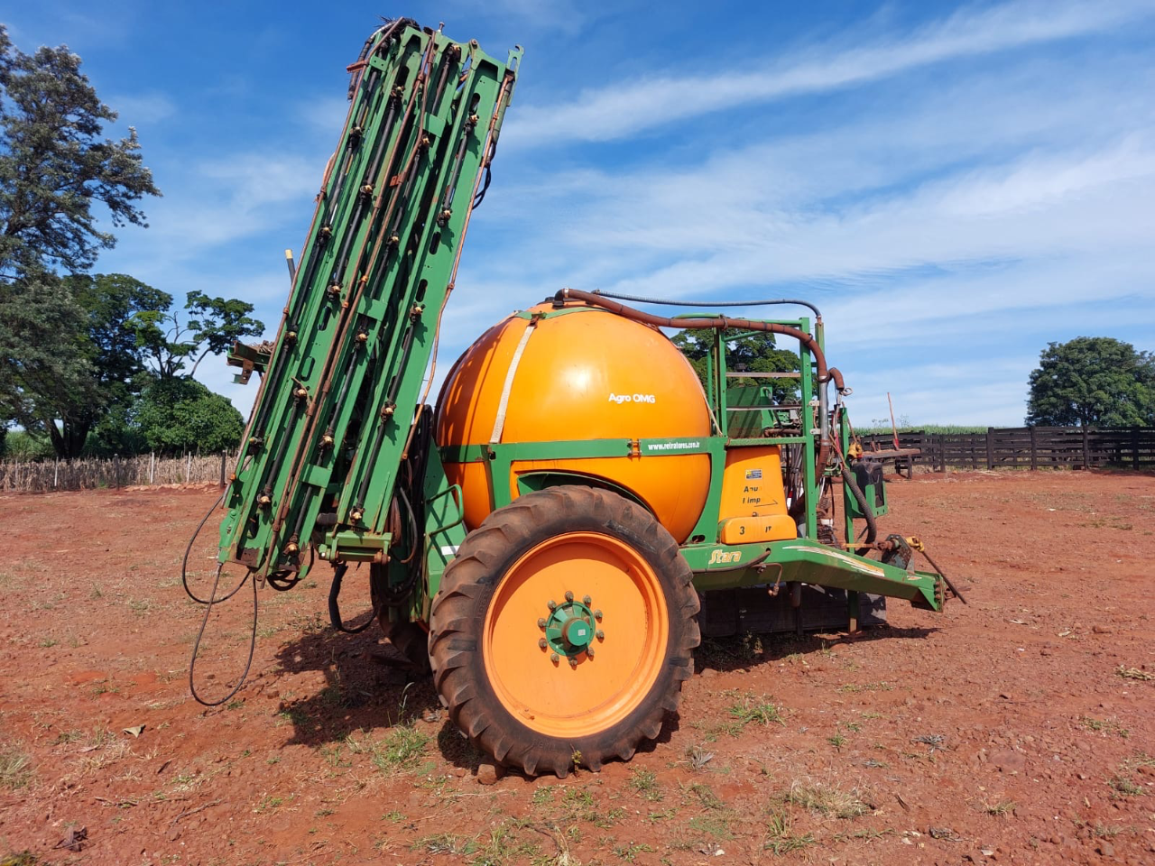 Pulverizador fênix estara 3mil LTS ano 2009 com 24 mts de barra com 5 contes de sessão  Eletrônico revendo único dono  Pronto pra trabalhar  Oportunidade de negócios  Valor 70 mil - Foto 4