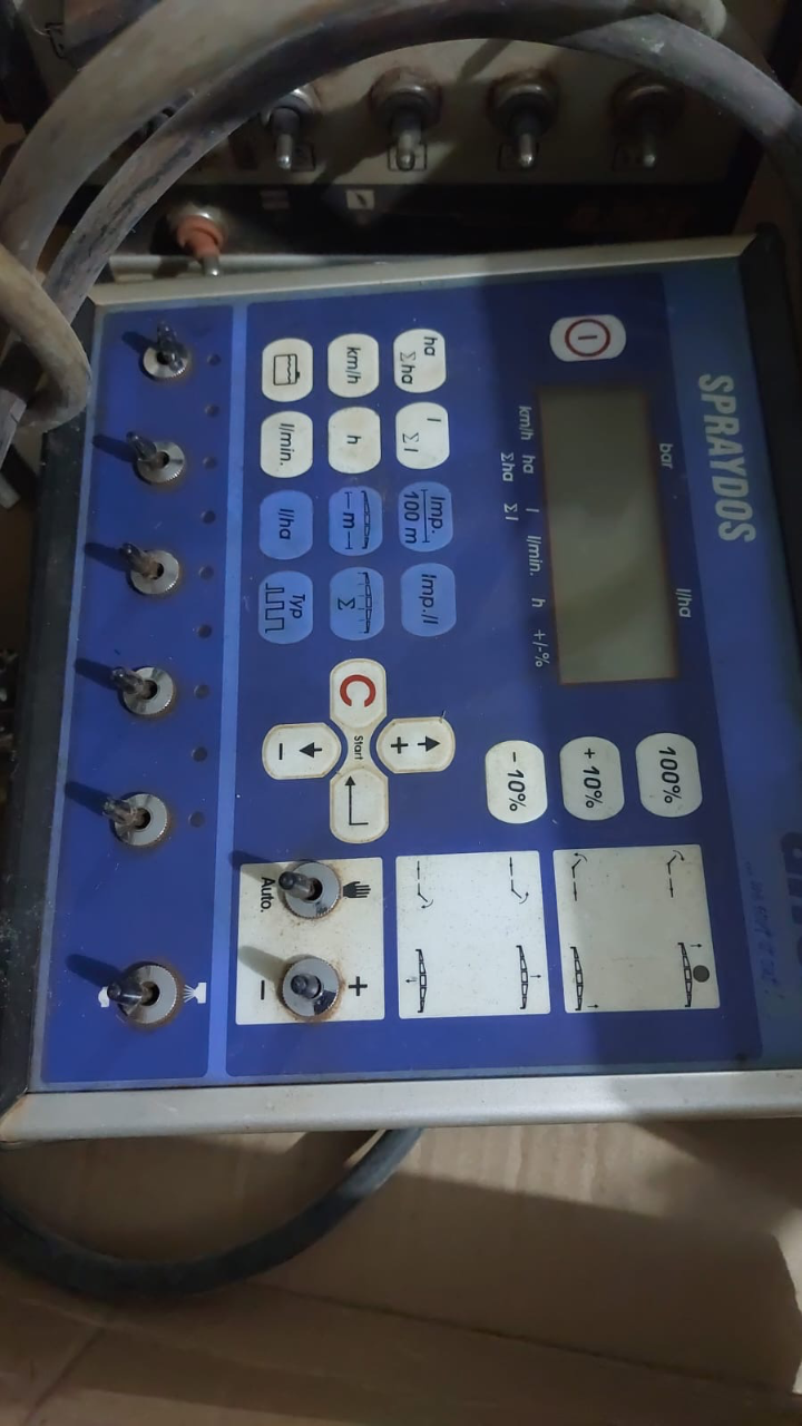 Pulverizador fênix estara 3mil LTS ano 2009 com 24 mts de barra com 5 contes de sessão  Eletrônico revendo único dono  Pronto pra trabalhar  Oportunidade de negócios  Valor 70 mil - Foto 5