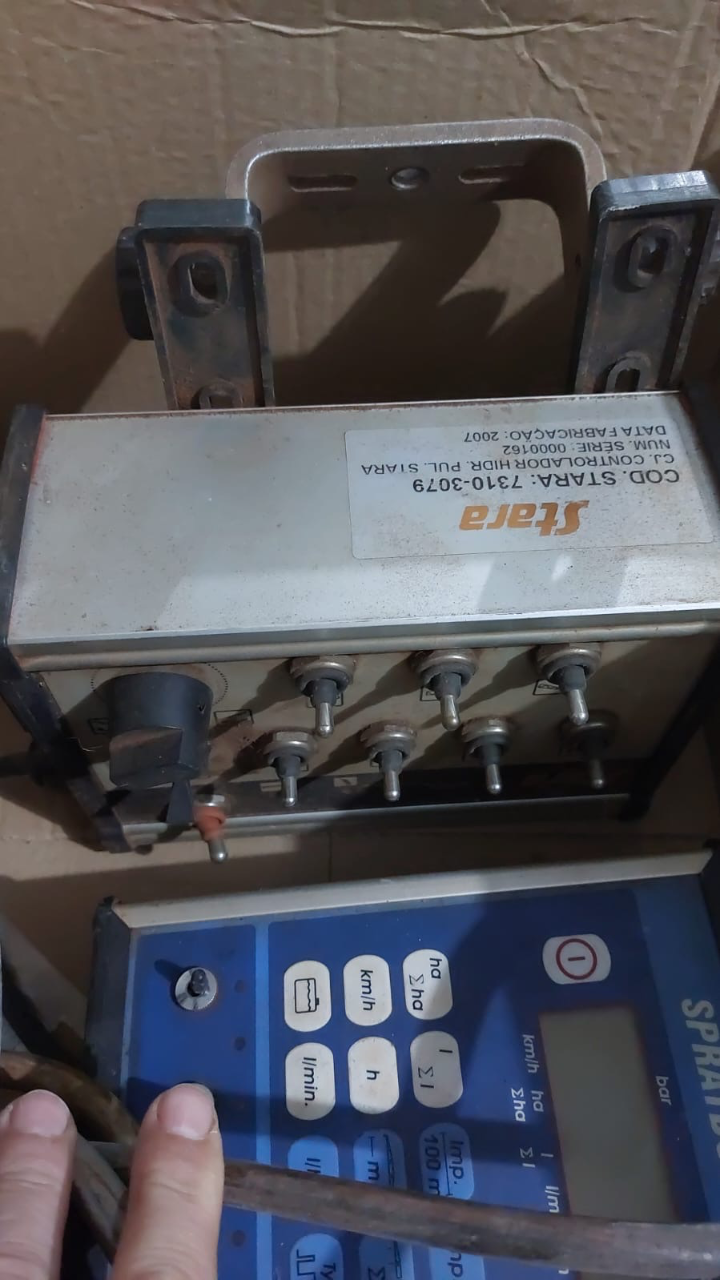 Pulverizador fênix estara 3mil LTS ano 2009 com 24 mts de barra com 5 contes de sessão  Eletrônico revendo único dono  Pronto pra trabalhar  Oportunidade de negócios  Valor 70 mil - Foto 6