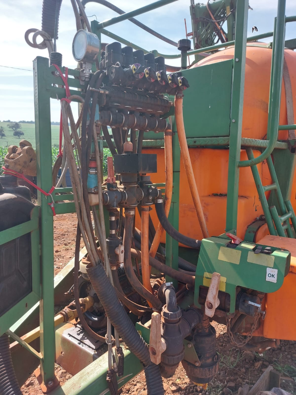 Pulverizador fênix estara 3mil LTS ano 2009 com 24 mts de barra com 5 contes de sessão  Eletrônico revendo único dono  Pronto pra trabalhar  Oportunidade de negócios  Valor 70 mil - Foto 8