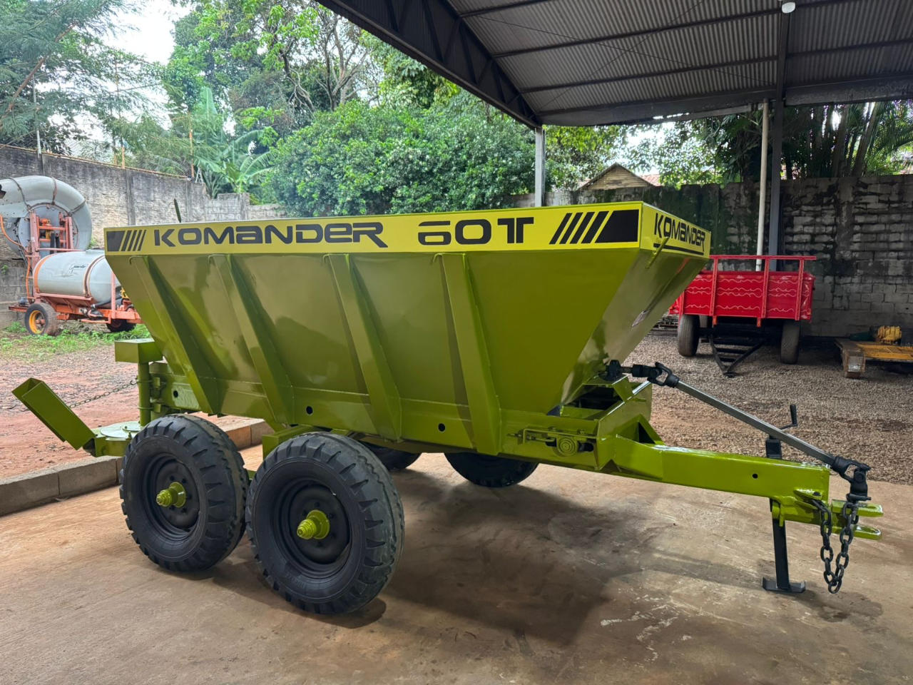 Esparramadeira Commander Com 4 pneus novos Com 2 esteiras tander Revisado pronto pra trabalhar Valor 40 mil - Foto 1