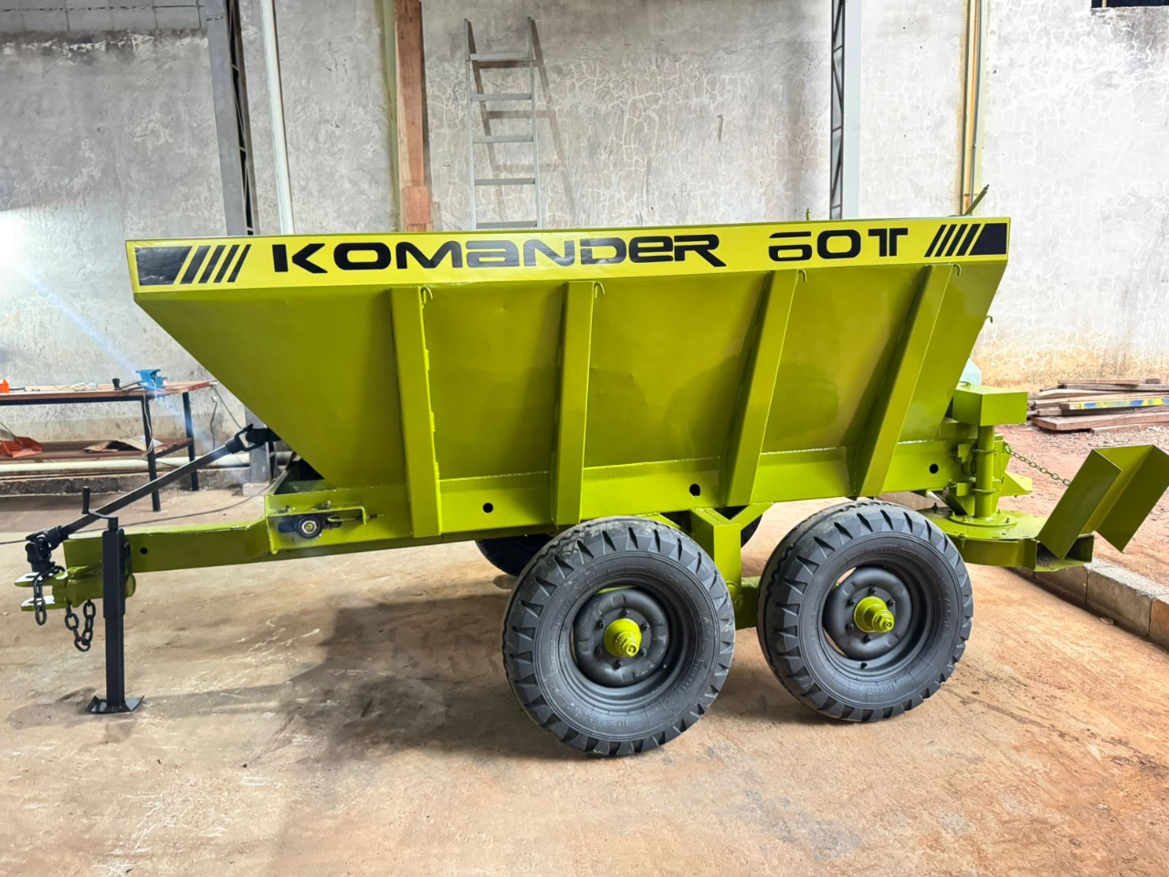 Esparramadeira  Commander  Com 4 pneus novos  Com 2 esteiras tander  Revisado pronto pra trabalhar  Valor 40 mil - Foto 2