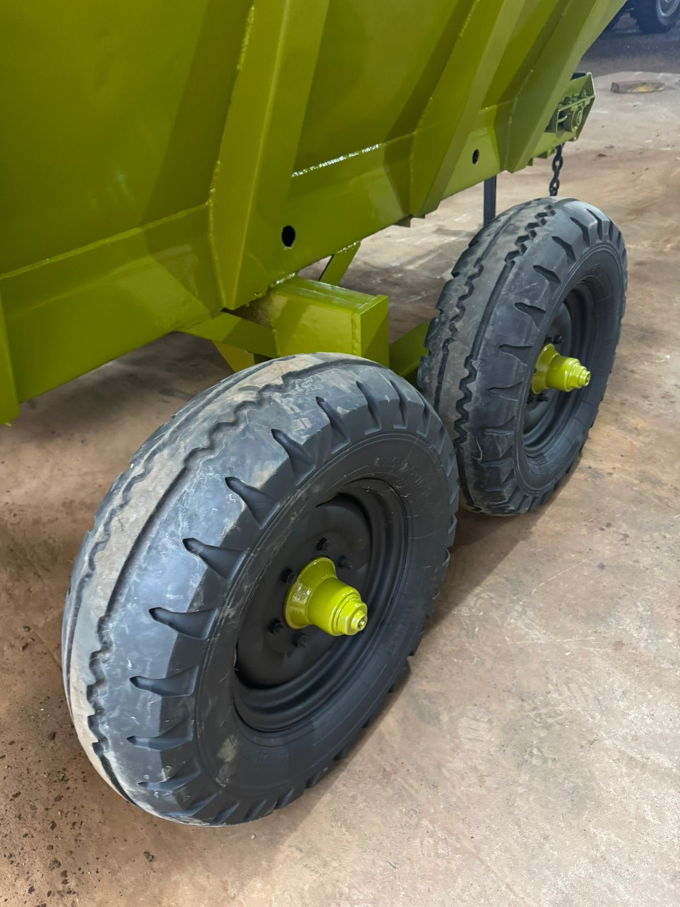 Esparramadeira  Commander  Com 4 pneus novos  Com 2 esteiras tander  Revisado pronto pra trabalhar  Valor 40 mil - Foto 3