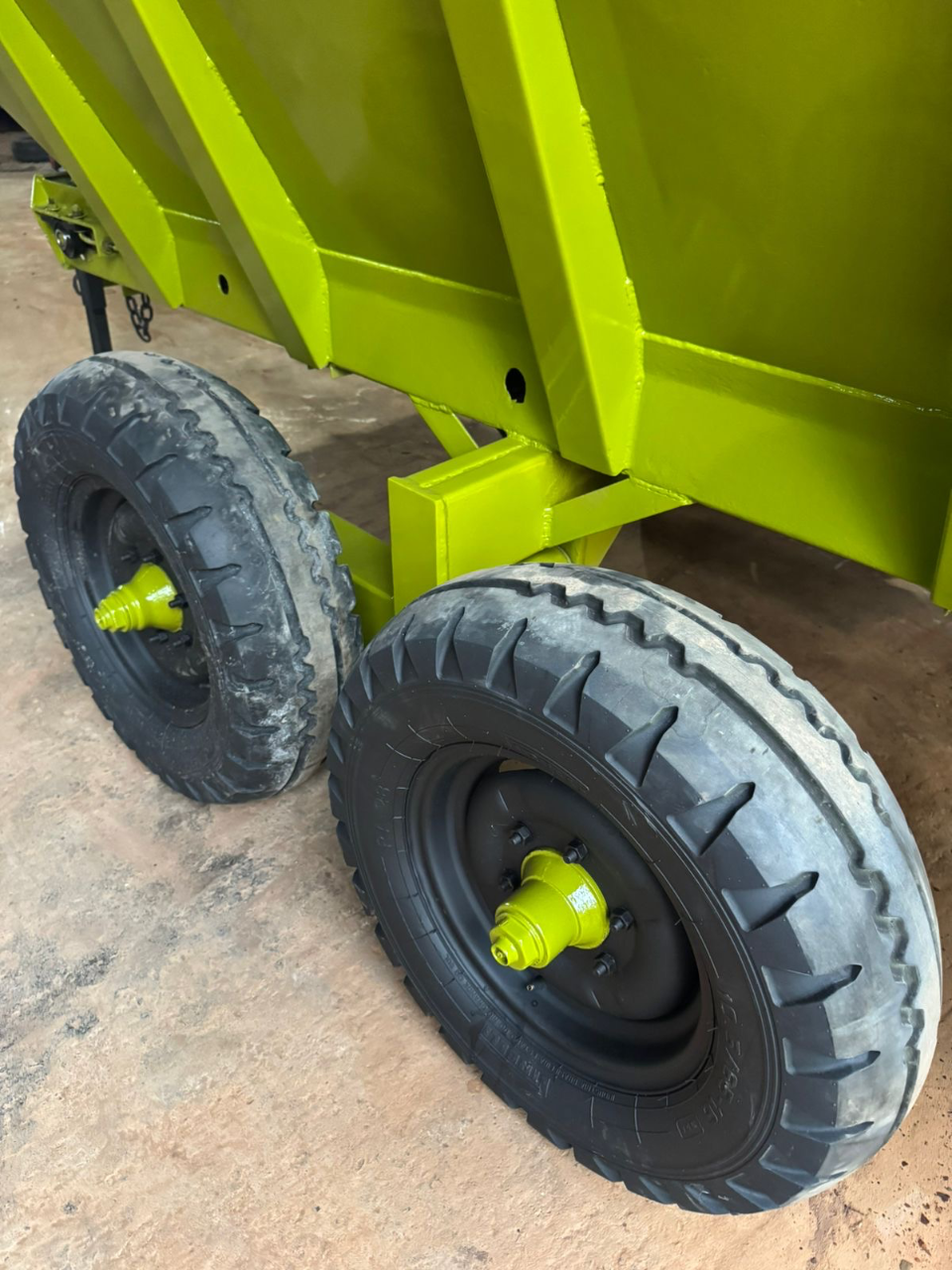 Esparramadeira  Commander  Com 4 pneus novos  Com 2 esteiras tander  Revisado pronto pra trabalhar  Valor 40 mil - Foto 4