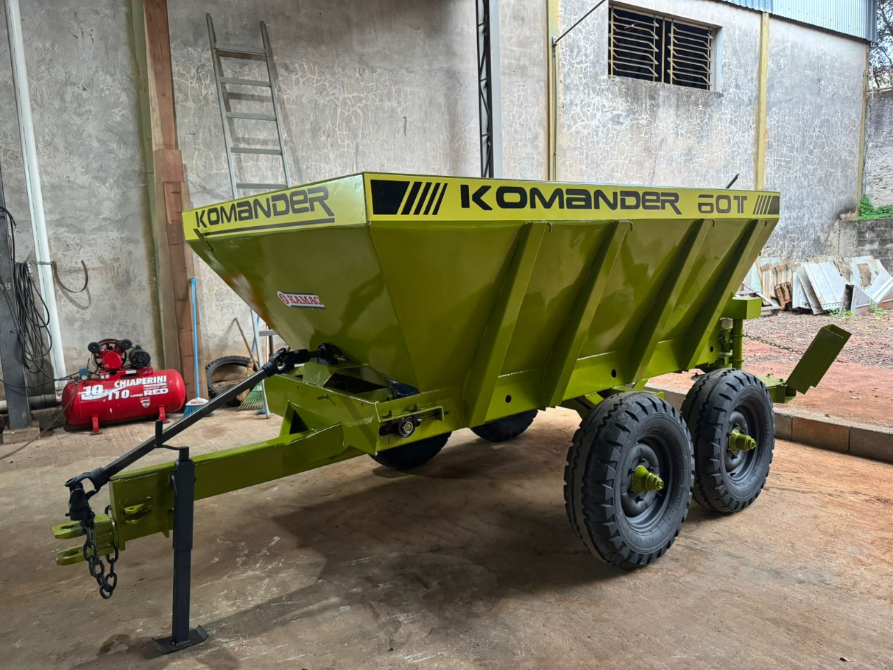 Esparramadeira  Commander  Com 4 pneus novos  Com 2 esteiras tander  Revisado pronto pra trabalhar  Valor 40 mil - Foto 5