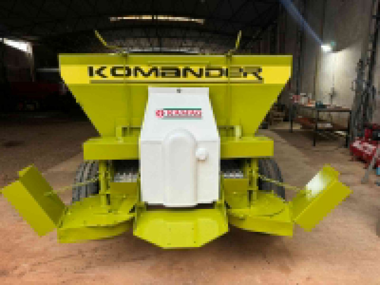 Esparramadeira  Commander  Com 4 pneus novos  Com 2 esteiras tander  Revisado pronto pra trabalhar  Valor 40 mil - Foto 6