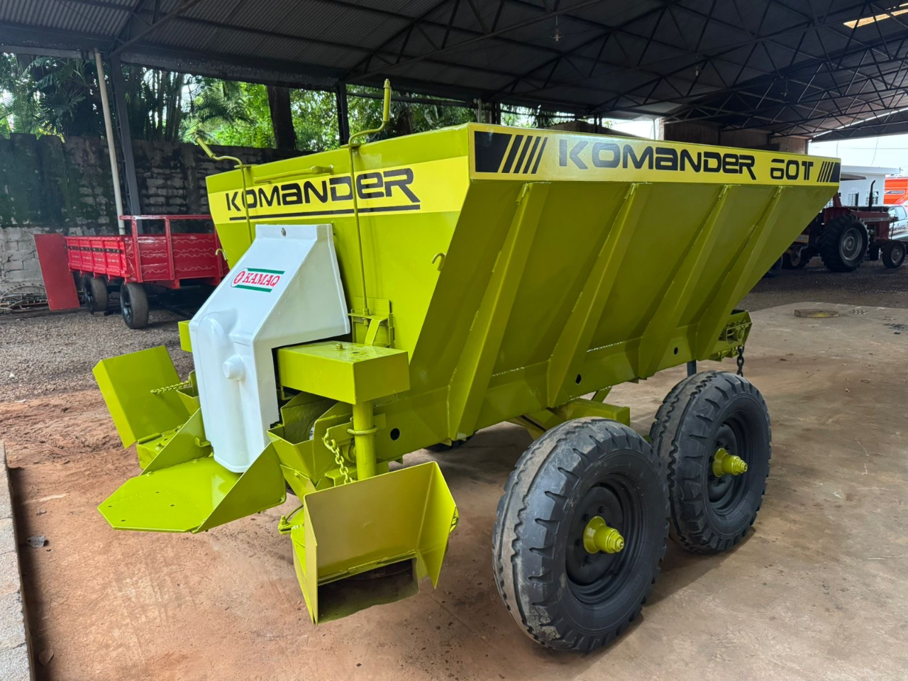 Esparramadeira  Commander  Com 4 pneus novos  Com 2 esteiras tander  Revisado pronto pra trabalhar  Valor 40 mil - Foto 7