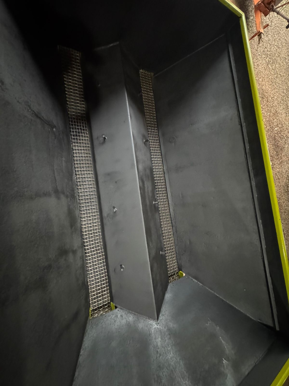 Esparramadeira  Commander  Com 4 pneus novos  Com 2 esteiras tander  Revisado pronto pra trabalhar  Valor 40 mil - Foto 8