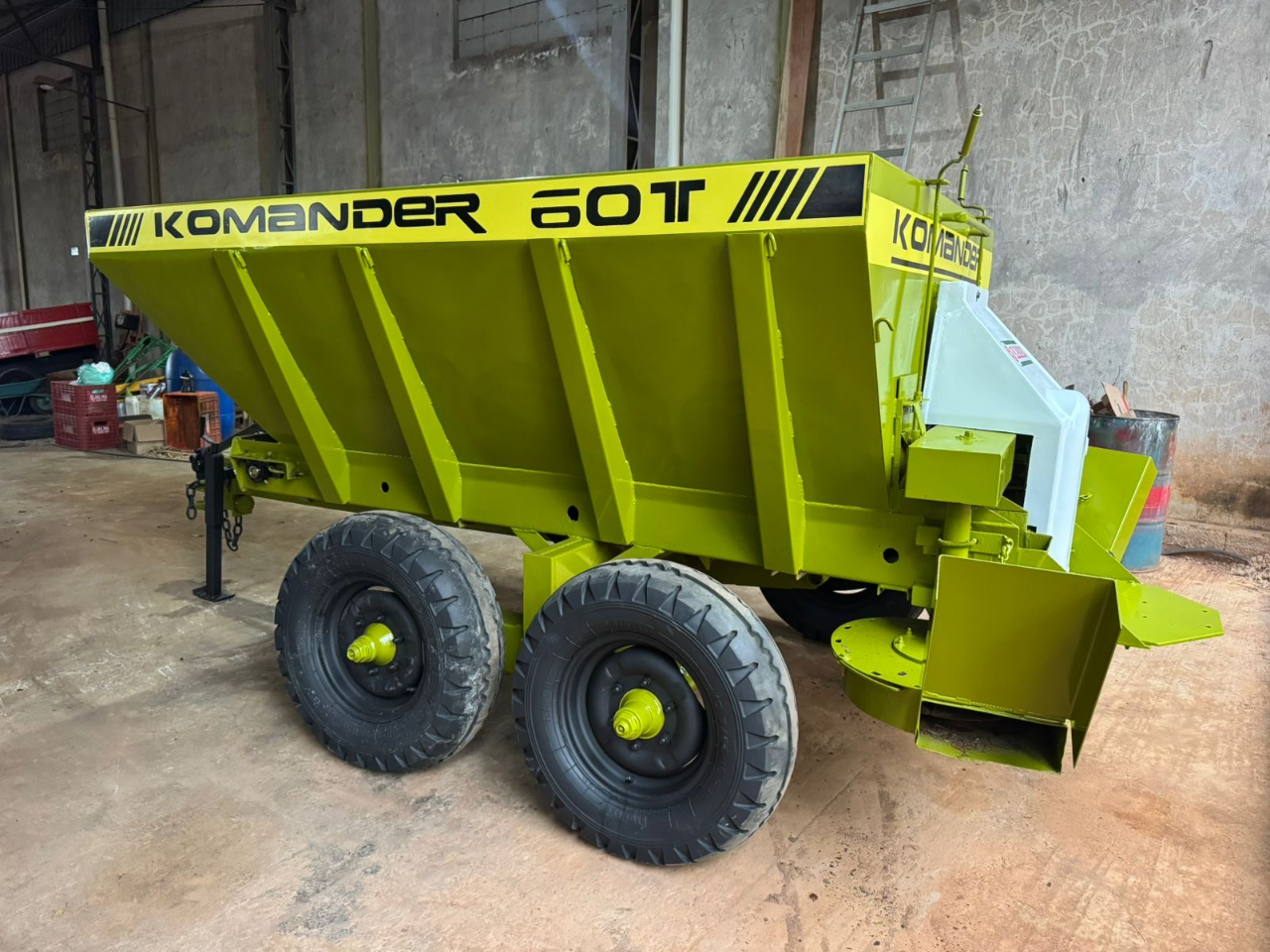 Esparramadeira  Commander  Com 4 pneus novos  Com 2 esteiras tander  Revisado pronto pra trabalhar  Valor 40 mil - Foto 9