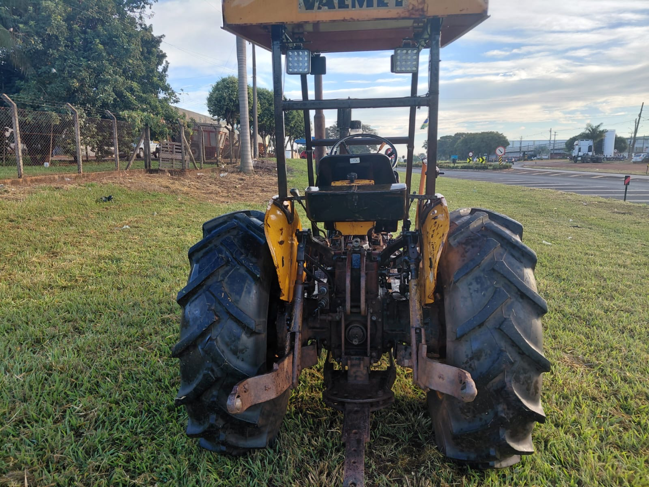 Trator valmet cafiero ou fruteiro  Ano 1990 com comando duplo  Com embreagem dupla  Revisado único dono  Valor 67 mil - Foto 8