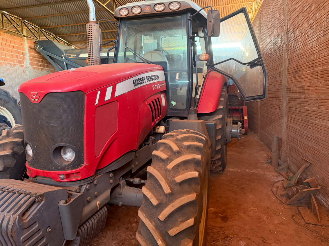 Trator Massey Ferguson 7415 ano 2016 filipado com 6 pneus único dono Com gabini original Pronto pra trabalhar Revisado valor 290 mil - Foto 1