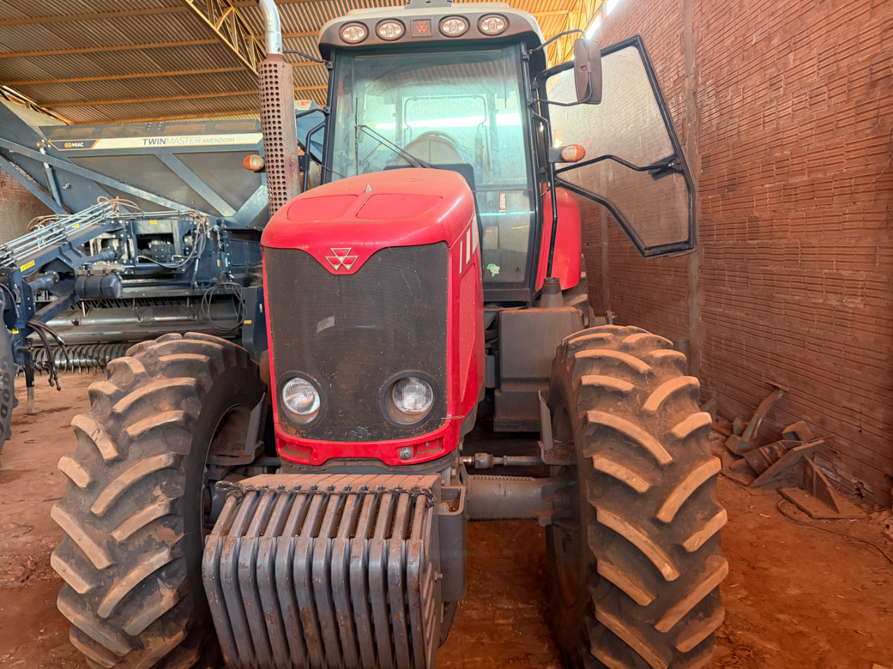 Trator Massey Ferguson  7415 ano 2016 filipado com 6 pneus único dono  Com gabini original  Pronto pra trabalhar  Revisado valor 290 mil - Foto 2