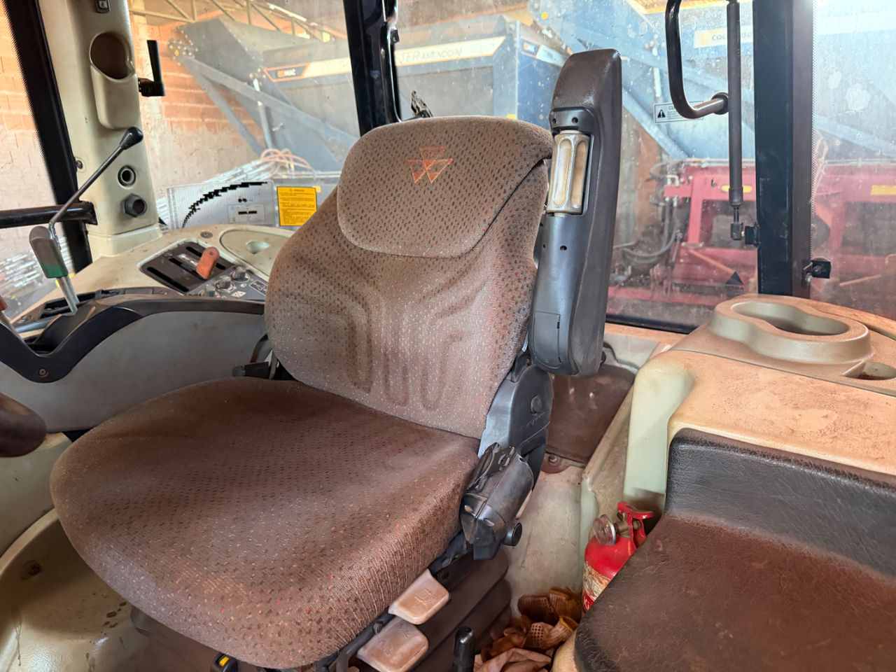 Trator Massey Ferguson  7415 ano 2016 filipado com 6 pneus único dono  Com gabini original  Pronto pra trabalhar  Revisado valor 290 mil - Foto 4