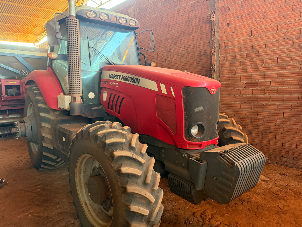 Trator Massey Ferguson  7415 ano 2016 filipado com 6 pneus único dono  Com gabini original  Pronto pra trabalhar  Revisado valor 290 mil - Foto 9
