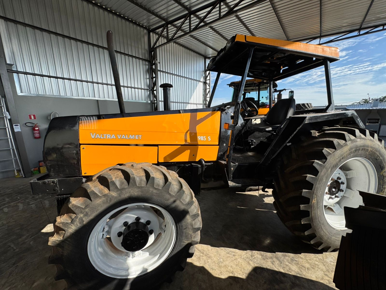 Trator Valtra 985S ano 2000 Com 4 pneus novos  Revisado único dono  Oportunidade de negócios  Valor 105 mil - Foto 1