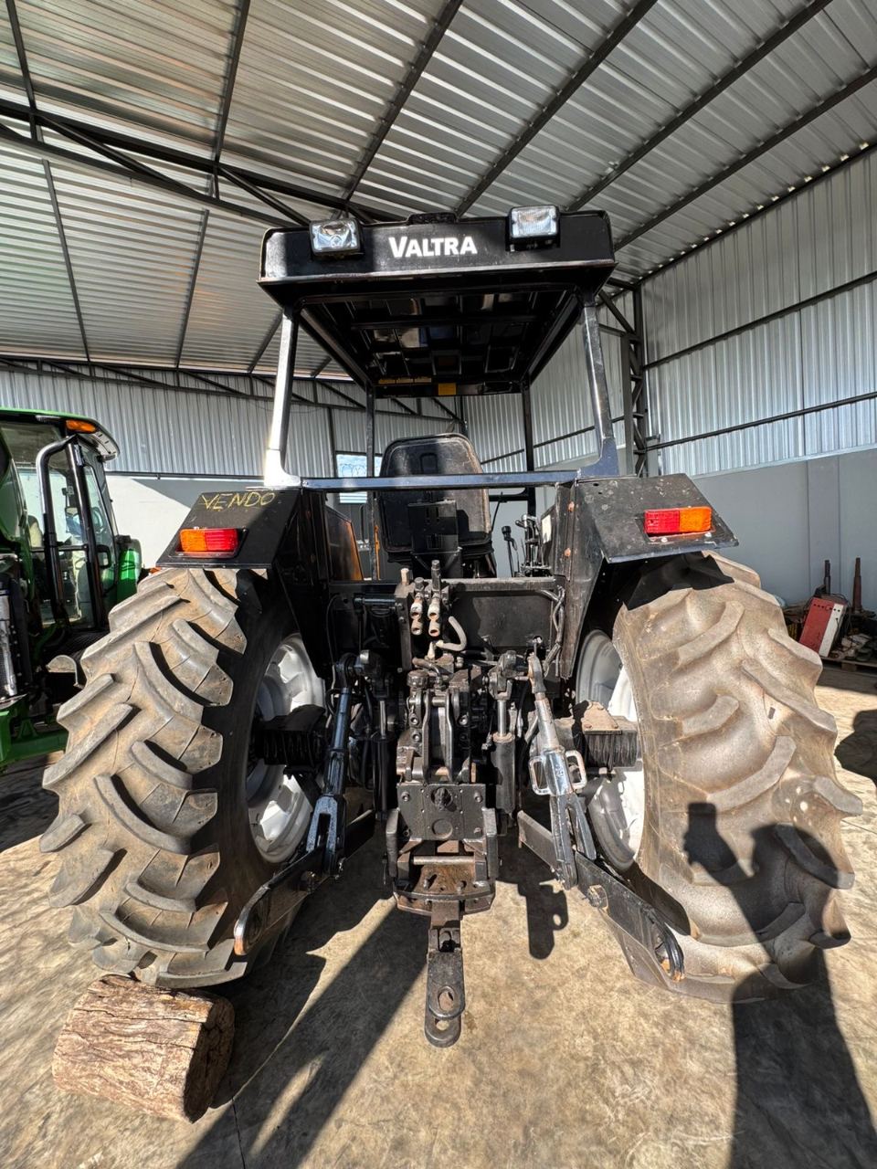 Trator Valtra 985S ano 2000 Com 4 pneus novos  Revisado único dono  Oportunidade de negócios  Valor 105 mil - Foto 2