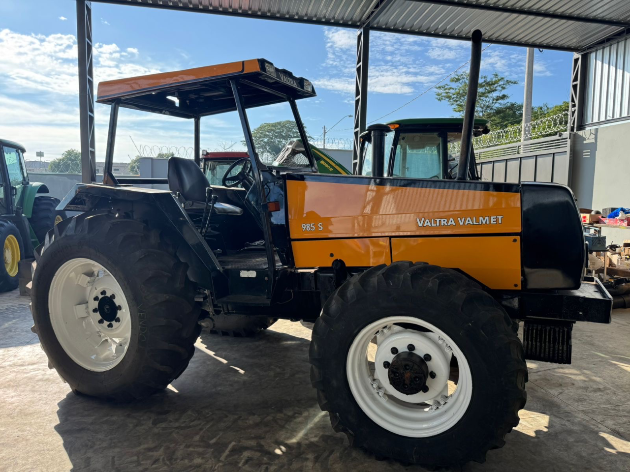 Trator Valtra 985S ano 2000 Com 4 pneus novos  Revisado único dono  Oportunidade de negócios  Valor 105 mil - Foto 3