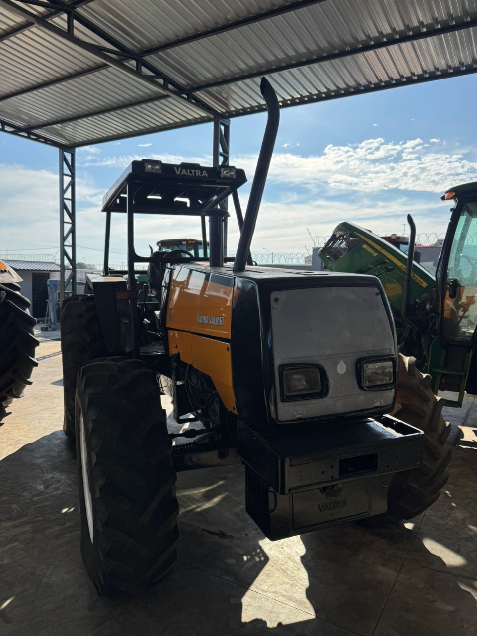 Trator Valtra 985S ano 2000 Com 4 pneus novos  Revisado único dono  Oportunidade de negócios  Valor 105 mil - Foto 5