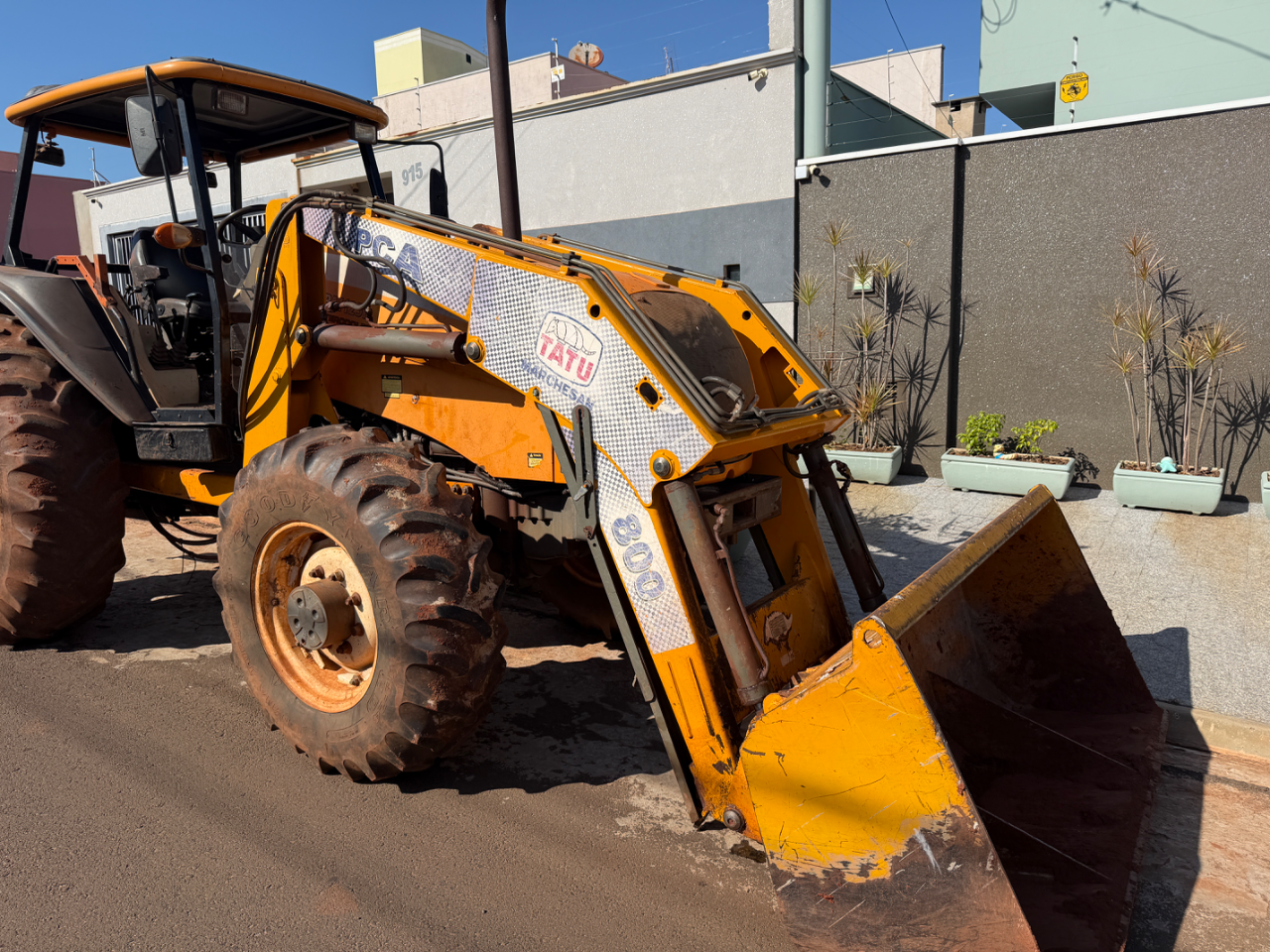 Trator Valtra Bm 125  Ano 2011 com concha e lâmina  Único dono revisado  Pronto pra trabalhar  Oportunidade de negócios  Valor 180 mil - Foto 2