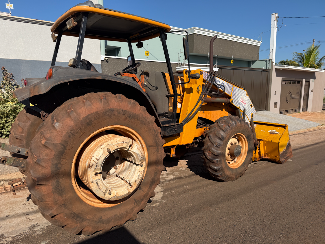 Trator Valtra Bt 210 ano 2016 Com 4 pneus novos  Gabini original único dono  Pronto para trabalhar  Oportunidade de negócios  Valor 290 mil - Foto 6
