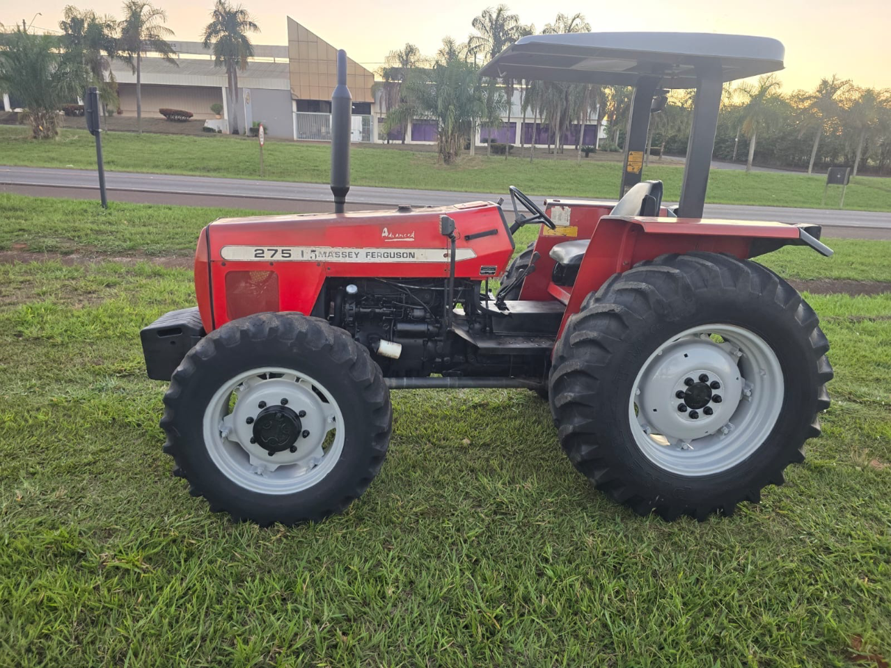 Trator Massey Ferguson 275 Ano 2003 com 4 pneus novos  Revisado pronto pra trabalhar  Oportunidade de negócios  Valor 100 mil - Foto 1