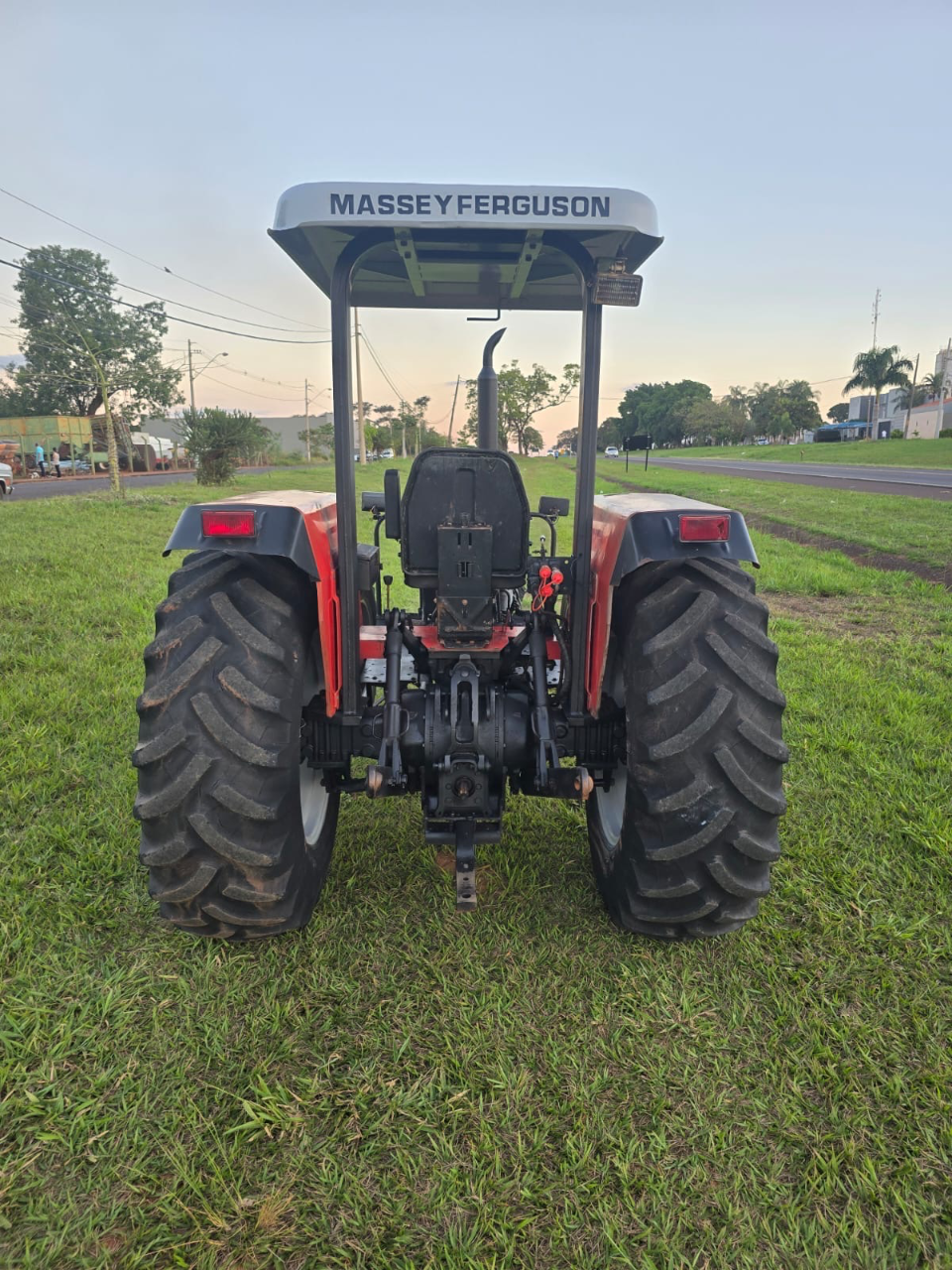 Trator Massey Ferguson 275 Ano 2003 com 4 pneus novos  Revisado pronto pra trabalhar  Oportunidade de negócios  Valor 100 mil - Foto 2