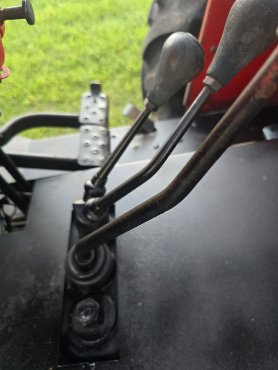Trator Massey Ferguson 275 Ano 2003 com 4 pneus novos  Revisado pronto pra trabalhar  Oportunidade de negócios  Valor 100 mil - Foto 4