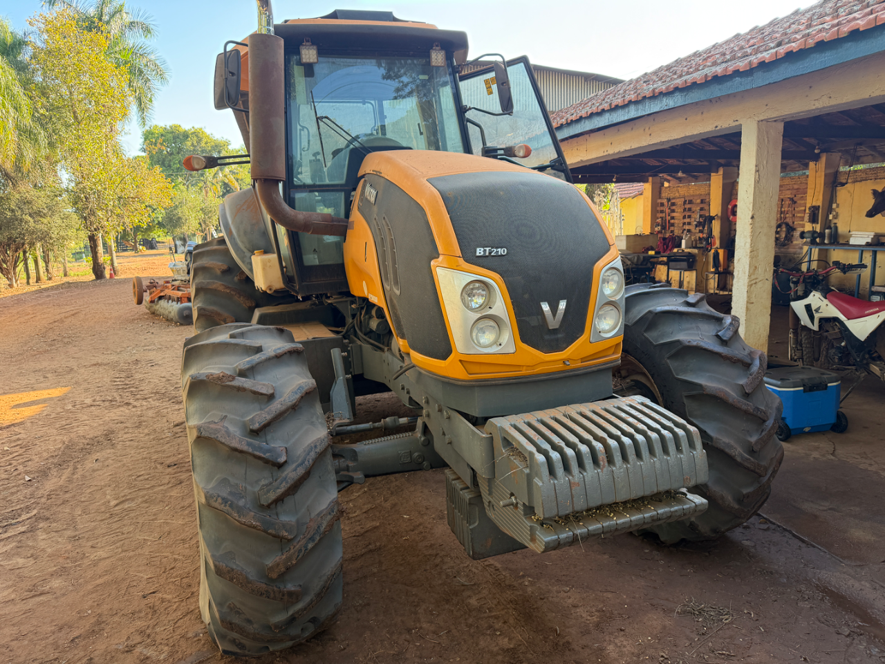 Trator Valtra Bt 210 ano 2016 Com 4 pneus novos  Gabini original único dono  Pronto para trabalhar  Oportunidade de negócios  Valor 290 mil - Foto 1