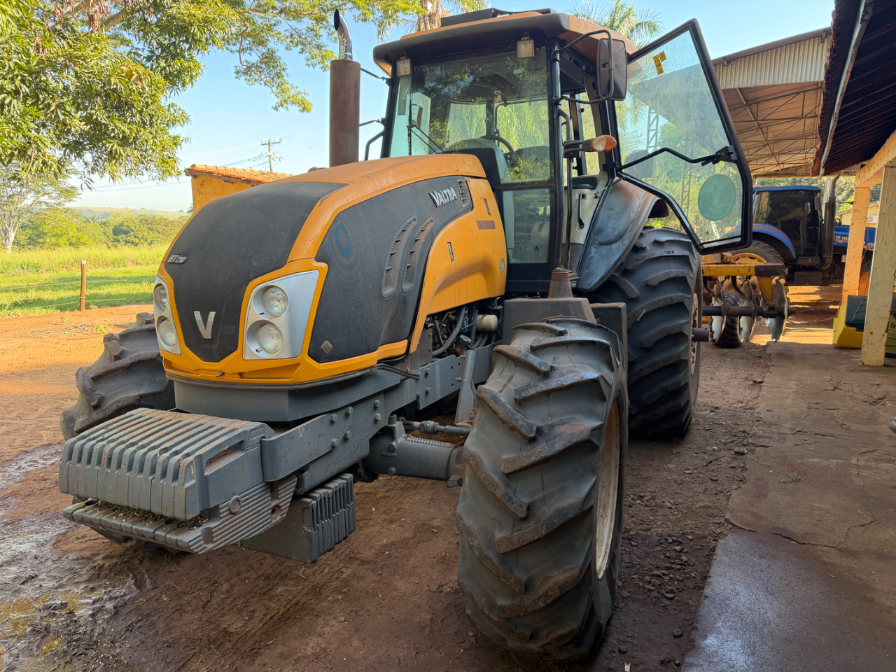 Trator Valtra Bt 210 ano 2016 Com 4 pneus novos  Gabini original único dono  Pronto para trabalhar  Oportunidade de negócios  Valor 290 mil - Foto 2