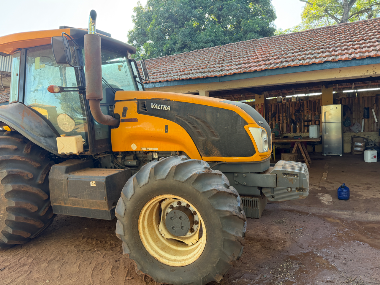 Trator Valtra Bt 210 ano 2016 Com 4 pneus novos  Gabini original único dono  Pronto para trabalhar  Oportunidade de negócios  Valor 290 mil - Foto 3