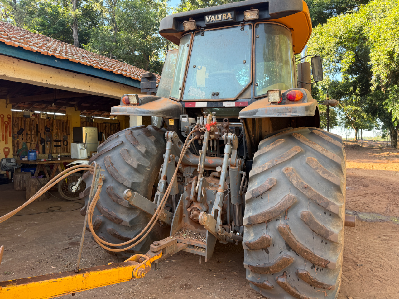 Trator Valtra Bt 210 ano 2016 Com 4 pneus novos  Gabini original único dono  Pronto para trabalhar  Oportunidade de negócios  Valor 290 mil - Foto 4