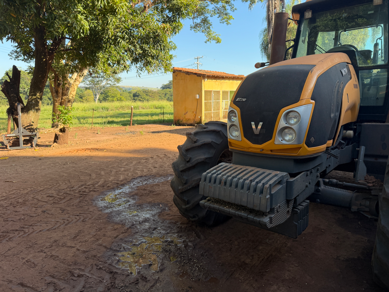 Trator Valtra Bt 210 ano 2016 Com 4 pneus novos  Gabini original único dono  Pronto para trabalhar  Oportunidade de negócios  Valor 290 mil - Foto 5