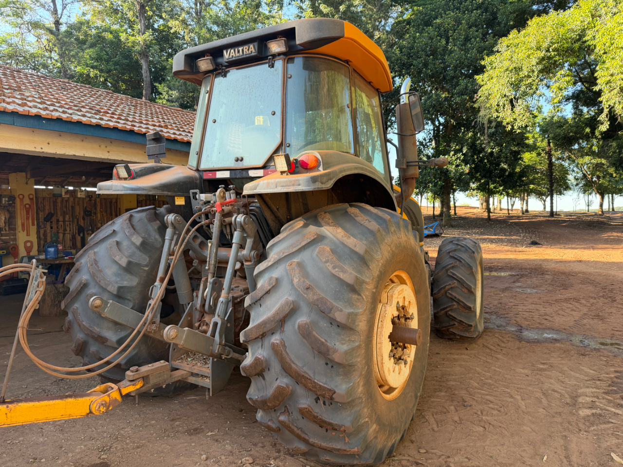 Trator Valtra Bt 210 ano 2016 Com 4 pneus novos  Gabini original único dono  Pronto para trabalhar  Oportunidade de negócios  Valor 290 mil - Foto 7