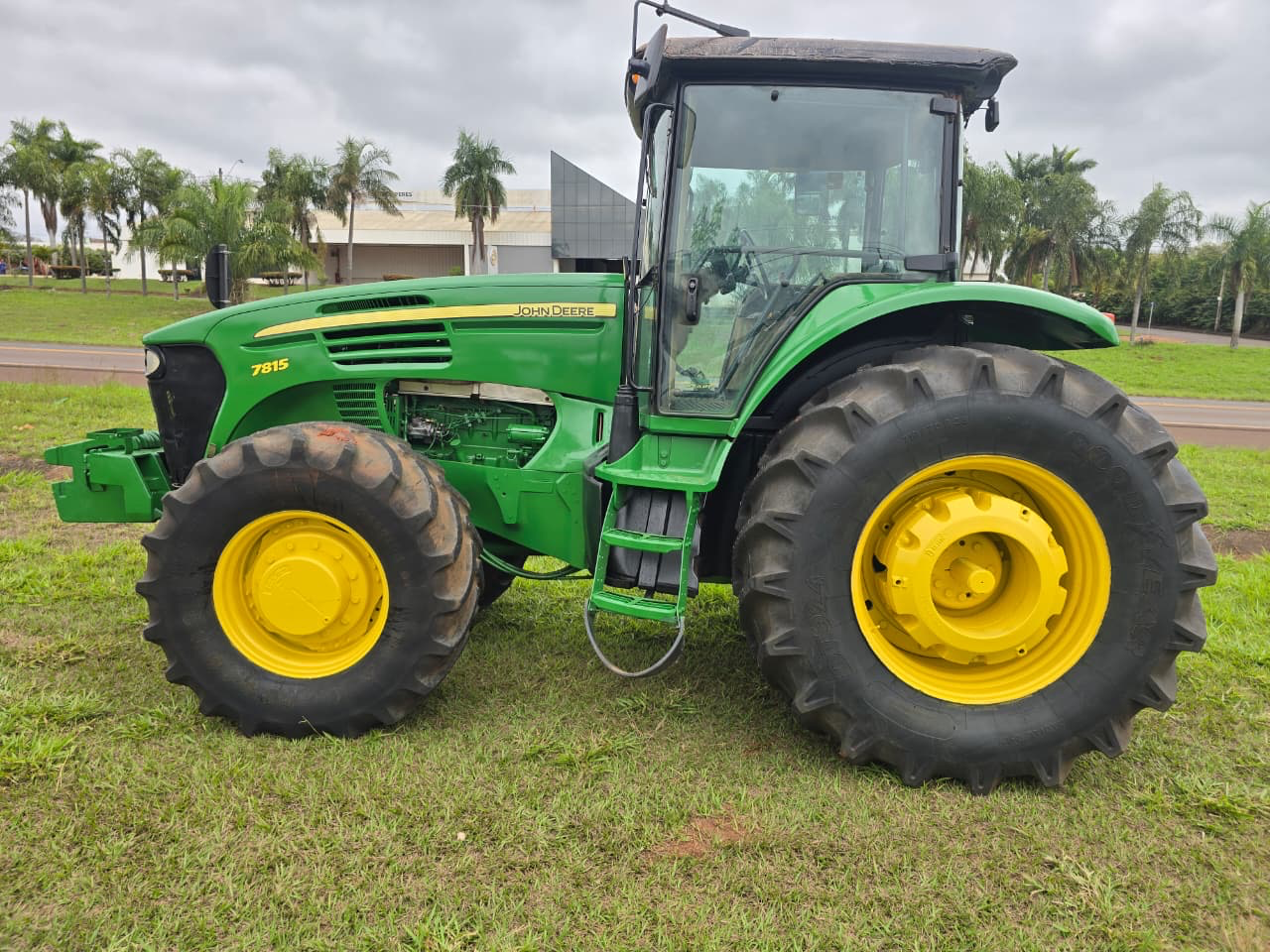 Trator john Deere 7815 ano 2008 Com gabini original  Cum 4 pneus novos  Único dono Porto para  Trabalhar valor 200 mil - Foto 2