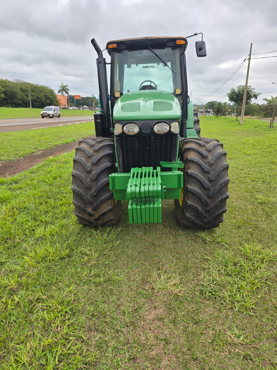 Trator john Deere 7815 ano 2008 Com gabini original  Cum 4 pneus novos  Único dono Porto para  Trabalhar valor 200 mil - Foto 3