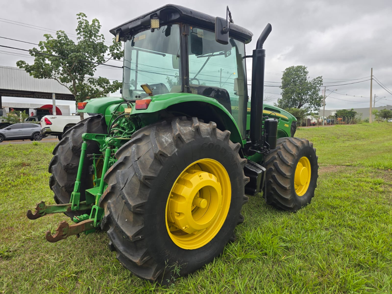 Trator john Deere 7815 ano 2008 Com gabini original  Cum 4 pneus novos  Único dono Porto para  Trabalhar valor 200 mil - Foto 6