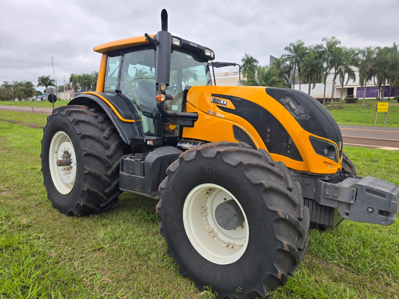 Trator Valtra bh 224 hitech ano 2022 com 4 pneus novos Semi novo único dono Valor 410 mil - Foto 1