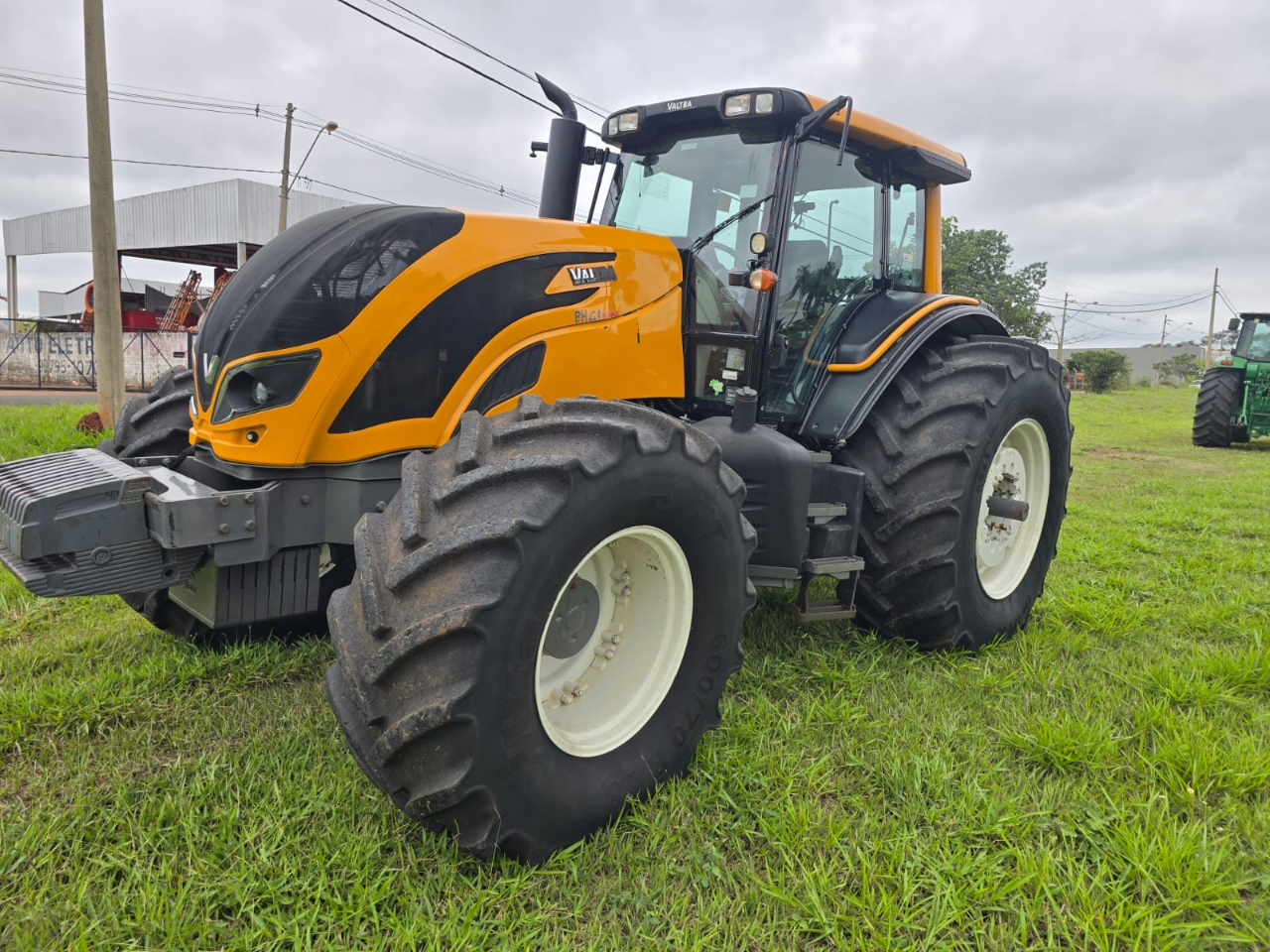 Trator Valtra bh 224 hitech ano 2022 com 4 pneus novos  Semi novo único dono  Valor 410 mil - Foto 2