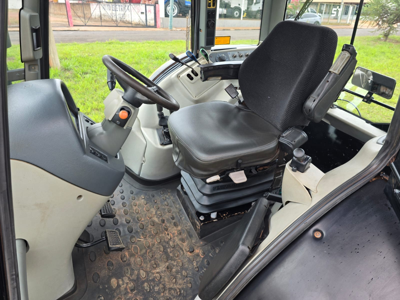Trator Valtra bh 224 hitech ano 2022 com 4 pneus novos  Semi novo único dono  Valor 410 mil - Foto 3