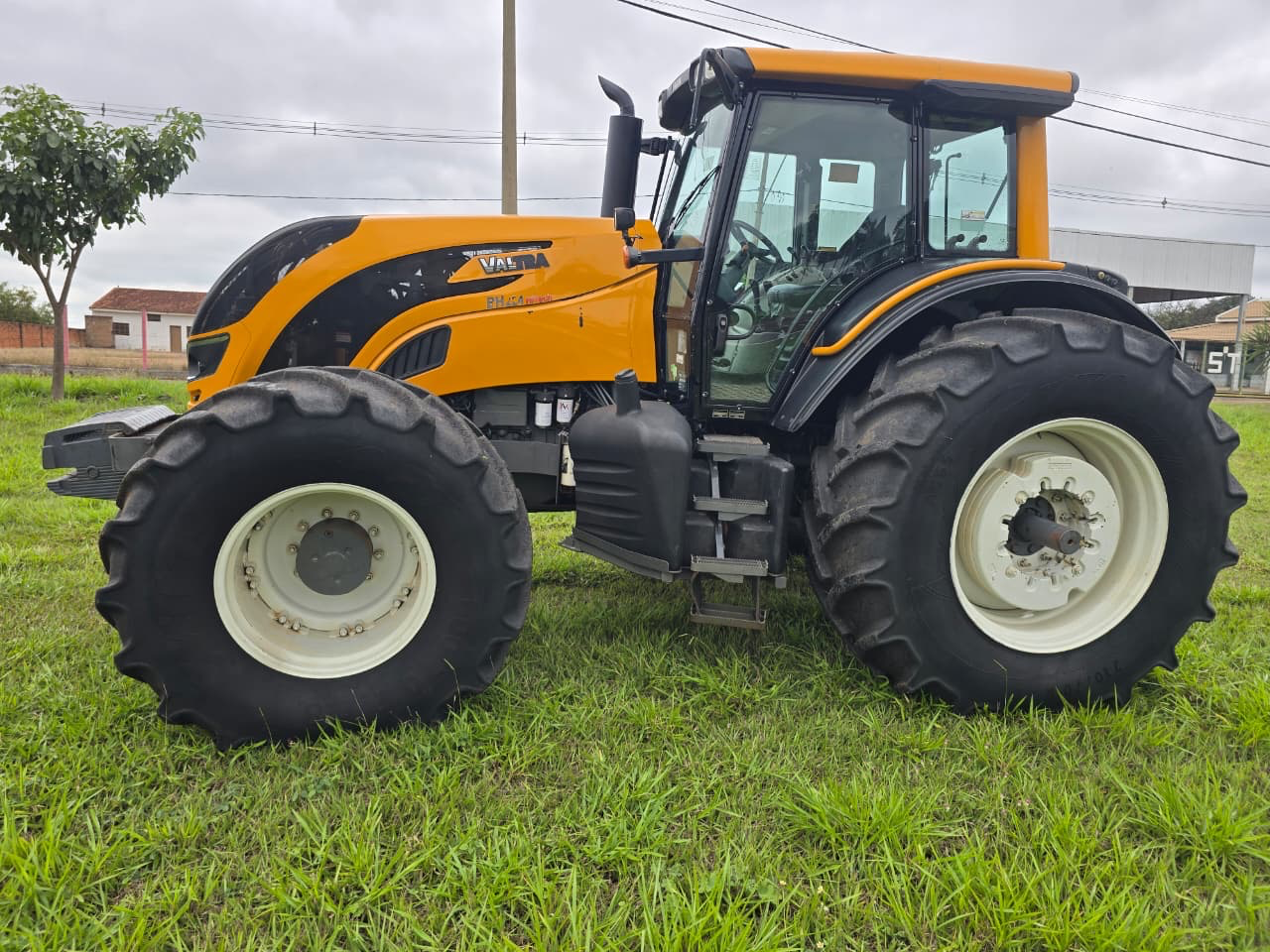 Trator Valtra bh 224 hitech ano 2022 com 4 pneus novos  Semi novo único dono  Valor 410 mil - Foto 6