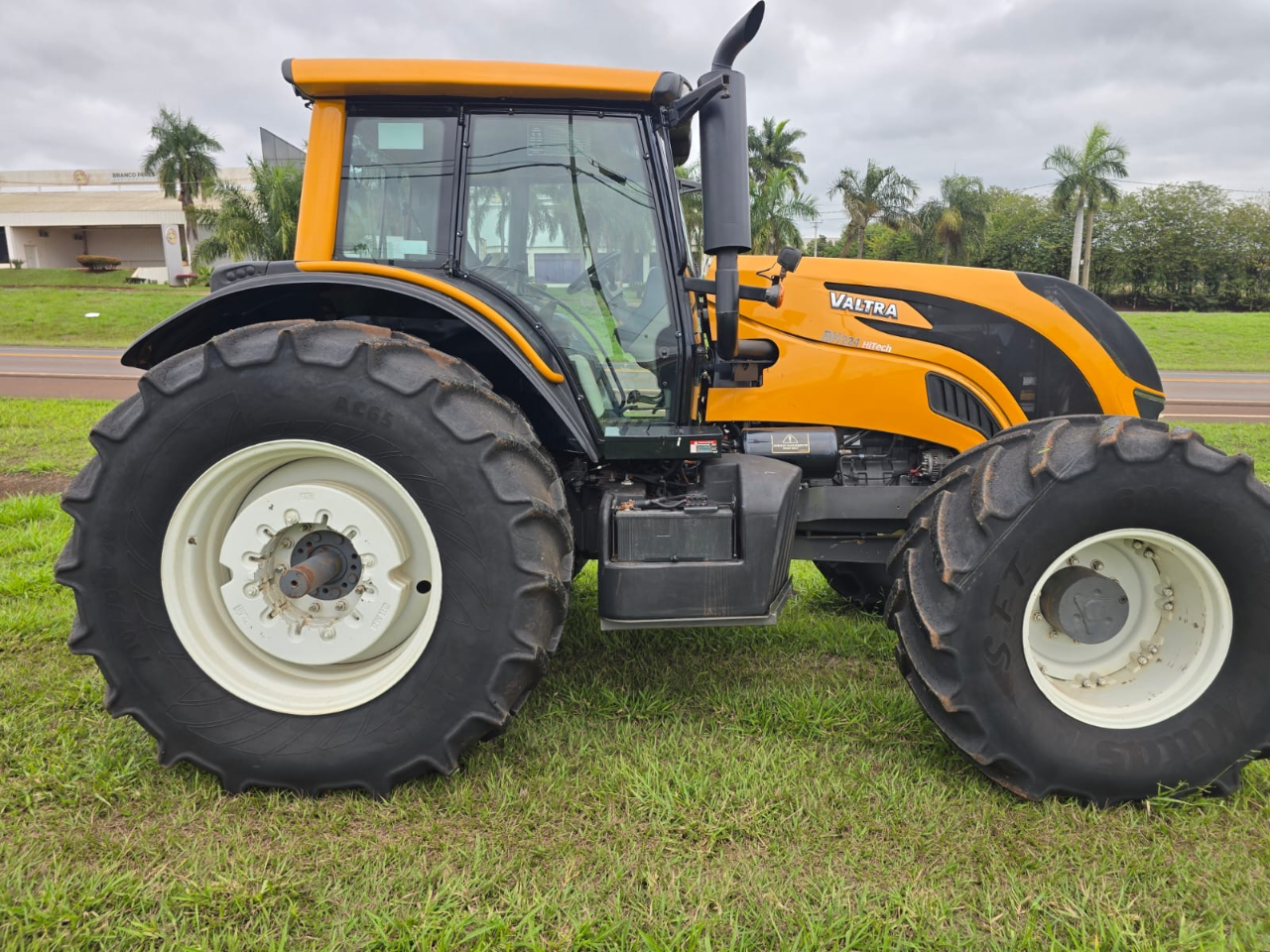 Trator Valtra bh 224 hitech ano 2022 com 4 pneus novos  Semi novo único dono  Valor 410 mil - Foto 7