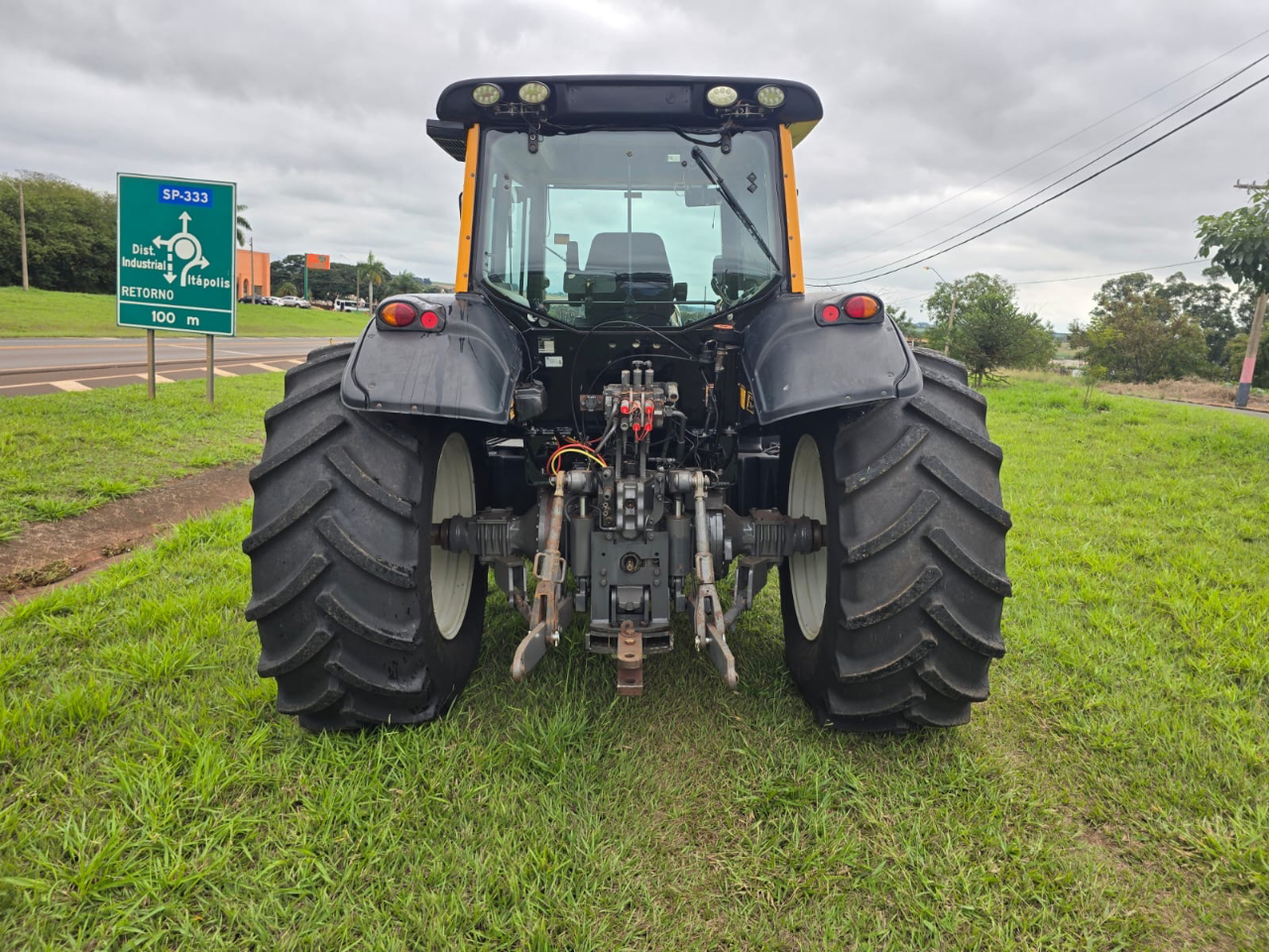 Trator Valtra bh 224 hitech ano 2022 com 4 pneus novos  Semi novo único dono  Valor 410 mil - Foto 8